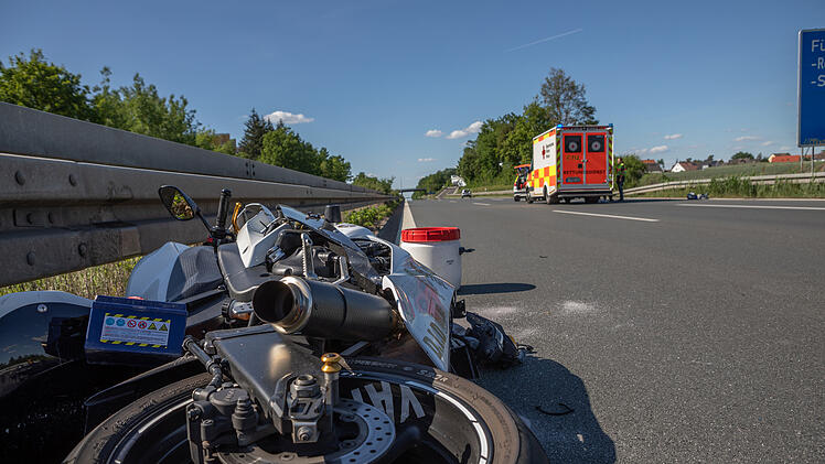 42-j&auml;hriger Biker nach Auffahrunfall lebensbedrohlich verletzt