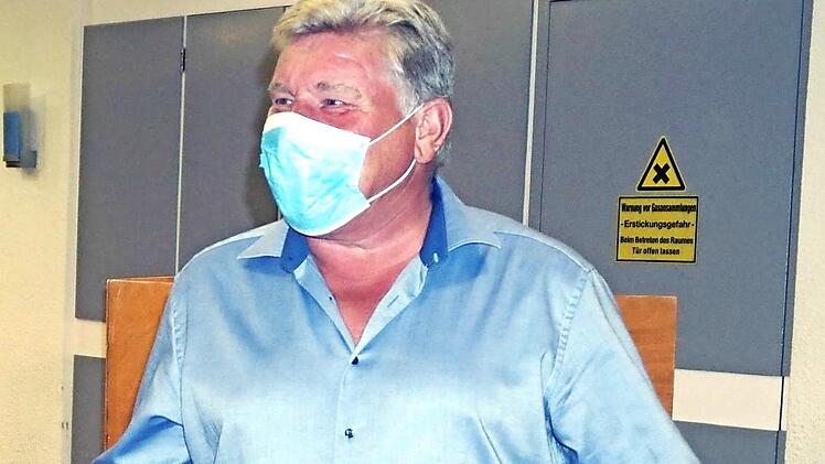 Günter Popp auf dem Weg zur Wahlurne Foto: Richard Sänger