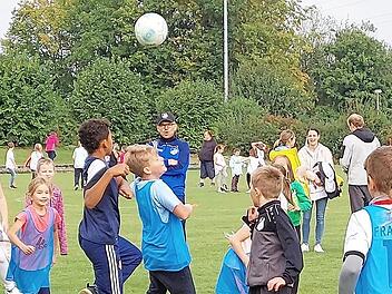 Ob hier schon künftige Profis am Werk waren, lässt sich wohl erst in ein paar Jahren feststellen. An der Ballhelden-Aktion stand erst einmal der Spaß am Fußball im Vordergrund.
