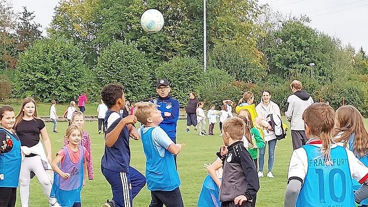 Ob hier schon künftige Profis am Werk waren, lässt sich wohl erst in ein paar Jahren feststellen. An der Ballhelden-Aktion stand erst einmal der Spaß am Fußball im Vordergrund.