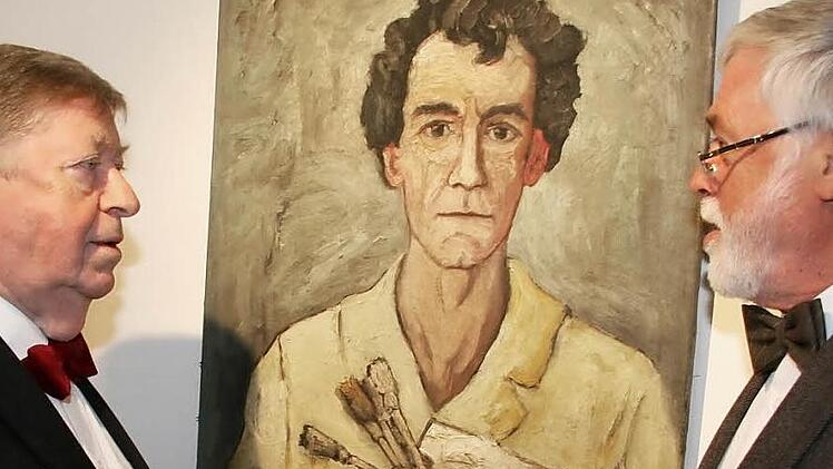 Die Kunstliebhaber  Klaus Köstner (links) und Michael Voigt  haben die Gemälde  für die Ausstellung  im Badhaus zur Verfügung gestellt.