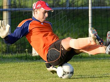Aschbachs Keeper Louis Offner entwickelte ganz eigene Methoden, um sein Tor vor einem Gegentreffer zu behüten. Insgesamt war der Punktgewinn für ihn und seine Vorderleute aber schmeichelhaft. Foto: Picturedreams