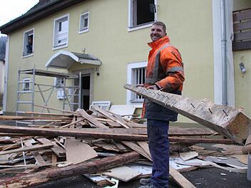 Polier Ronny Haas sammelt das Holz auf einem Haufen. Sobald die "Grasmühl'" entkernt ist, rollen die Bagger. Fotos: Ulrike Müller