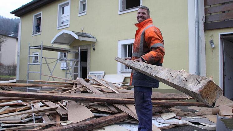 Polier Ronny Haas sammelt das Holz auf einem Haufen. Sobald die "Grasmühl'" entkernt ist, rollen die Bagger. Fotos: Ulrike Müller