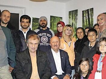 Der Pressecker Bürgermeister Siegfried Beyer (vorne links) und Gemeinderat Raimund Grass (daneben) sowie Peter Grass (Vierter von links) und Maren Burger-Oppel (rechts) von der Firma Pro Domus hatten die neuen Mitbürger aus Afghanistan und Syrien in den "Pressecker Hof" eingeladen. Foto: Gerd Leinfelder