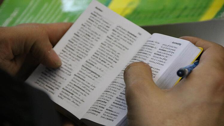 Wörterbücher (hier Deutsch-Arabisch) werden im Unterricht oft gebraucht. Die Teilnehmer müssen sie selbst kaufen.