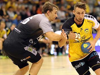 Umsichtiger Spielgestalter: Der Coburger Tobias Varvne (rechts) im Duell mit Dominik Waldhof. Foto: Timo Geldner