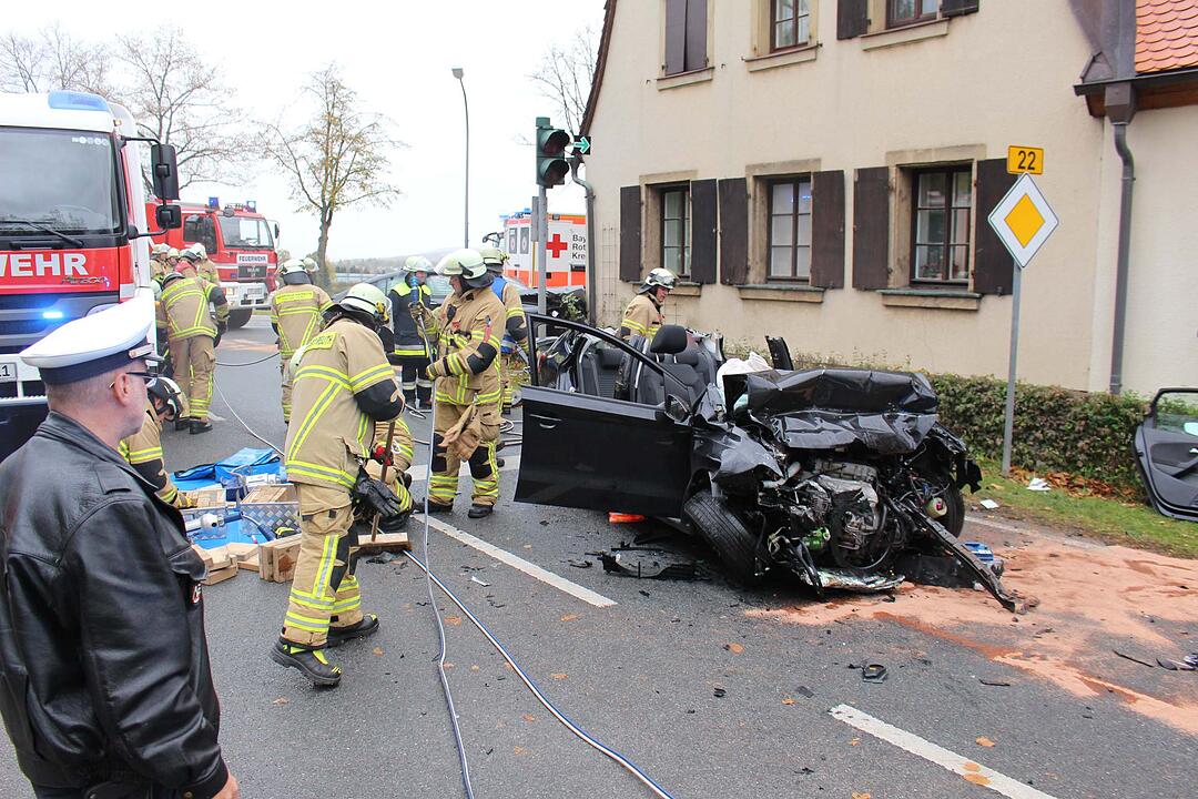 Frau wird bei Crash in Bayreuth im Auto eingeklemmt