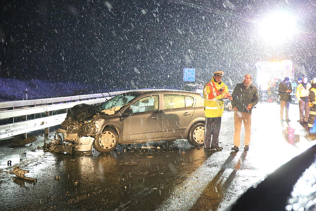 Schwerer Zusammenstoß auf der A93 - Fahrer stirbt noch an der Unfallstelle