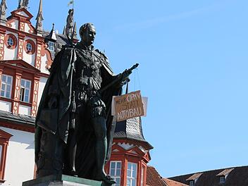 Am Prinz-Albert-Denkmal auf dem Coburger Marktplatz baumelt ein Pappschild - Aufschrift: "Mehr ÖPNV statt Autobau".Christoph Wiedemann