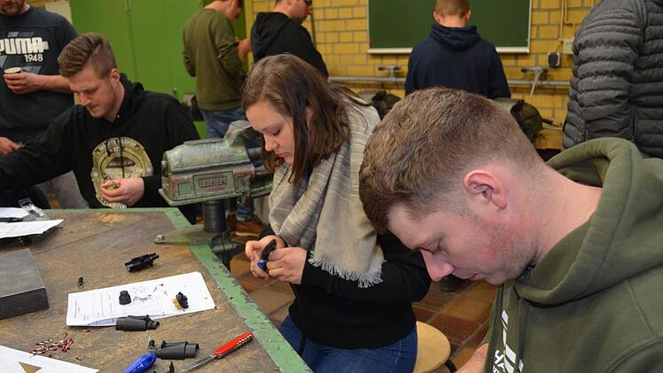 Für Tabea Ritter und Maximilian Platsch ist der siebenpolige Stecker keine Hürde. Foto: Gabi Bertram