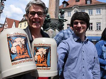 Jacqueline Krempe und Lorenz Deutsch halten das Flanierkrügla in der Hand. Diesen wird es auf dem Forchheimer Stadtfest geben.  Foto: Christoph Wiedemann