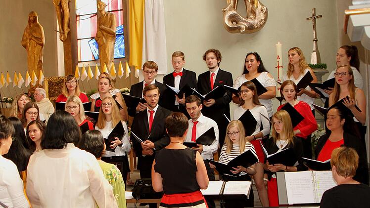 Der Jugendchor "Cantarella" mit Dirigentin Sonja Wissmüller sowie eine philippinische Sängergruppe umrahmten den Gottesdienst musikalisch. Foto: Günther Geiling