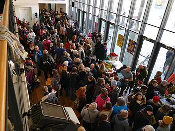 Stundenlang herrschte dichtes Gewühl beim Fundusverkauf im Theaterfoyer.  Fotos: Marion Krüger-Hundrup