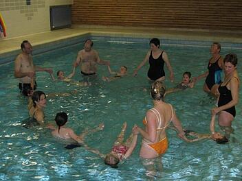 Alte Zeiten: Früher konnte der Schwimmverein Coburg Eltern-Kind-Kurse im Lehrschwimmbecken der Rückertschule anbieten. Beides gibt es nicht mehr - das Lehrschwimmbecken ist abgerissen, und für Wassergewöhnungskurse gibt es keine Kapazitäten, sagt Harald Beetz. Foto: privat