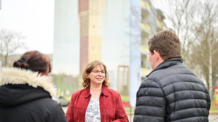 Carina Simmes im Gespräch mit Bürgern.