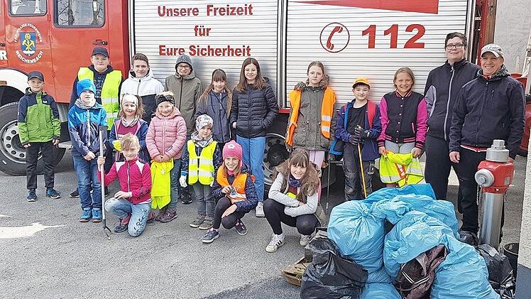 Die teilnehmenden Kinder und Jugendlichen pr&auml;sentieren ihr Sammelergebnis.
