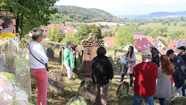 Cornelia Mence (hinten, links) informierte im Rahmen der Jüdischen Kulturtage über den jüdischen Friedhof in Pfaffenhausen.
