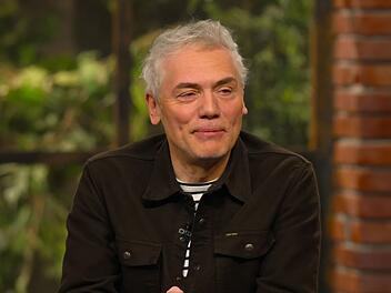 "Ich habe das schon mal gesehen, aber ich komme nicht auf den Namen", sinnierte Benjamin Leo Leo. Vechtel kommentierte trocken: "Das liegt an deinem Gehirn." Der Gegner nahm es mit Humor und schwieg.