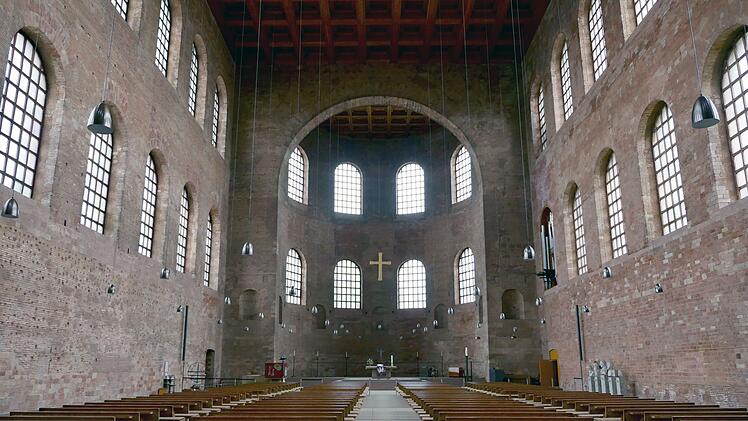 Die Konstantinbasilika in Trier. Eine neue Religionsfreiheit beg&uuml;nstigte die Ausbreitung des Christentums unter Kaiser Konstantin. Auch Kaisermutter Helena spielte dabei eine entscheidende Rolle. Von einer Pilgerreise nach Jerusalem brachte sie zahlreiche Kreuzesreliquien mit.