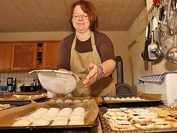 Kerstin Rentsch beim Plätzchenbacken Foto: Matthias Hoch