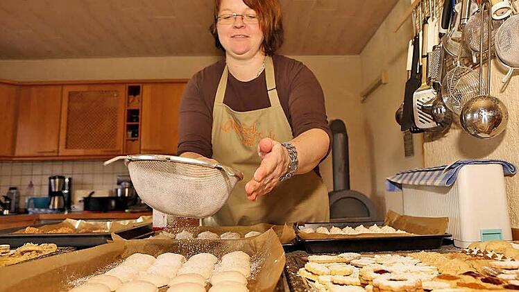 Kerstin Rentsch beim Plätzchenbacken Foto: Matthias Hoch