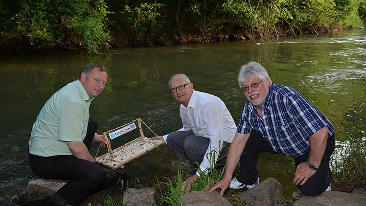 Wie schon im vergangenen Jahr soll das Floß, das als Symbol für das Saale-Musicum steht an der Grenze zwischen den Landkreisen Rhön-Grabfeld und Bad Kissingen weitergereicht werden. Unser Archivfoto aus 2013 zeigt Landrat Thomas Bold, Niederlauers Bürgermeister Richard Kneier und Bad Bocklets Bürgermeister Wolfgang Back die das Floß in Nickersfelden zu Wasser lassen.  Foto: Björn Hein/Archiv