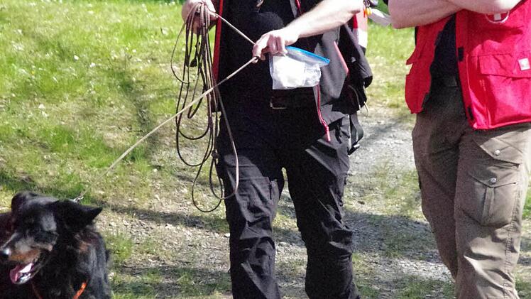 Florian Baumgartner (links) und Manfred Burdich folgen dem Suchhund Marley. Foto: Marco Meißner
