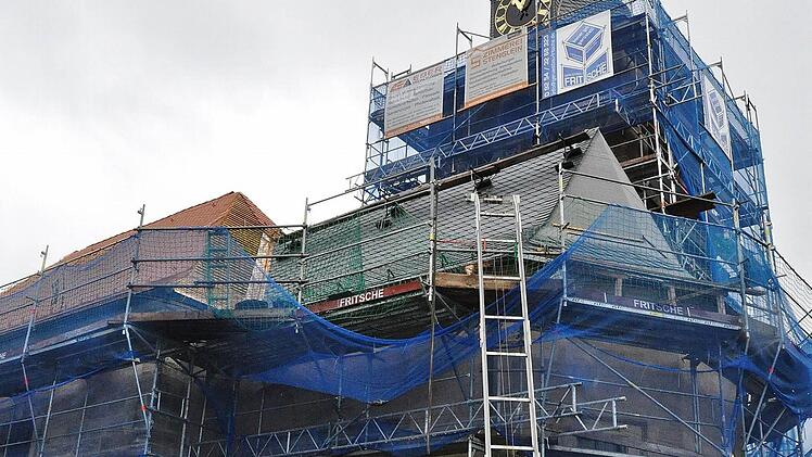 Die Renovierungsarbeiten an den Holzkonstruktionen der Mainrother Pfarrkirche sind abgeschlossen. Jetzt geht es im Innern weiter. Die Gottesdienste müssen deshalb im Jugendhaus stattfinden. Foto: Ingrid Kohles