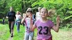Am Ende der großen Runde haben sich die Schüler frisches Wasser und etwas Obst verdient. Foto: Julia Raab