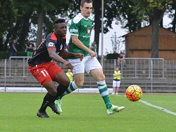 Marco Haller (rechts, im Zweikampf mit dem Erfurter Aloy Ihenacho) hofft mit dem FC 05 Schweinfurt gegen Hof auf den ersten Saisonsieg.  Foto: Marion Wetterich