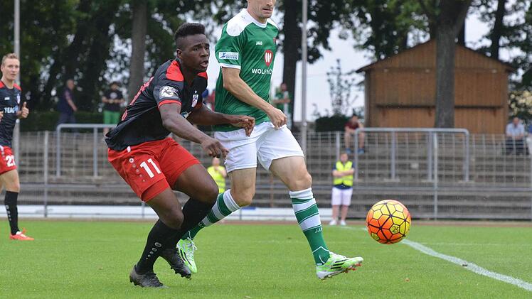 Marco Haller (rechts, im Zweikampf mit dem Erfurter Aloy Ihenacho) hofft mit dem FC 05 Schweinfurt gegen Hof auf den ersten Saisonsieg.  Foto: Marion Wetterich