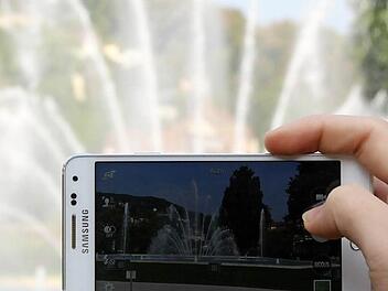 Ein Bild vom Fächerbrunnen im Rosengarten machen und sofort in sozialen Netzwerken posten. In Zukunft können Smartphonebesiter dafür den geplanten Bayern Wlan Zugang nutzen.  Foto: Benedikt Borst