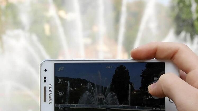 Ein Bild vom Fächerbrunnen im Rosengarten machen und sofort in sozialen Netzwerken posten. In Zukunft können Smartphonebesiter dafür den geplanten Bayern Wlan Zugang nutzen.  Foto: Benedikt Borst