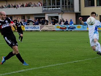 Der Sander Florian Gundelsheimer nimmt eine Flanke aus vollem Lauf direkt und schießt unhaltbar zum 1:0 ein.