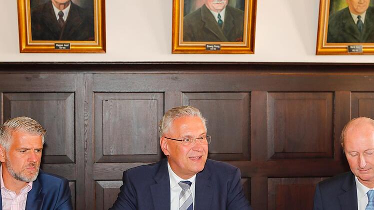 MdL Vogel, Minister Herrmann und Präsident Nolte (von links) vor der Eberner Ahnengalerie.Foto: Matthias Hoch