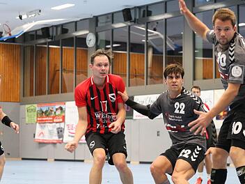 War der Torgarant im Bad Brückenauer Spiel: Simon Dietrich (Bildmitte) erzielte gegen den SV Michelfeld bemerkenswerte 14 Tore, darunter vier Siebenmeter.Sebastian Schmitt