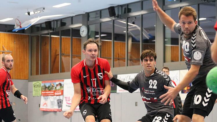 War der Torgarant im Bad Brückenauer Spiel: Simon Dietrich (Bildmitte) erzielte gegen den SV Michelfeld bemerkenswerte 14 Tore, darunter vier Siebenmeter.Sebastian Schmitt