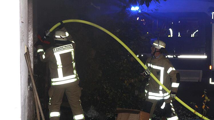 Feuerwehrleute aus Ludwigsstadt bei der Brandbekämpfung.Michael Wunder