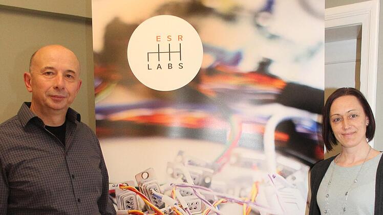 Wolfgang K&ouml;cher und B&uuml;roleiterin Jessica St&ouml;cker stellen f&uuml;r die Er&ouml;ffnung am Freitag Banner auf..Sonny Adam