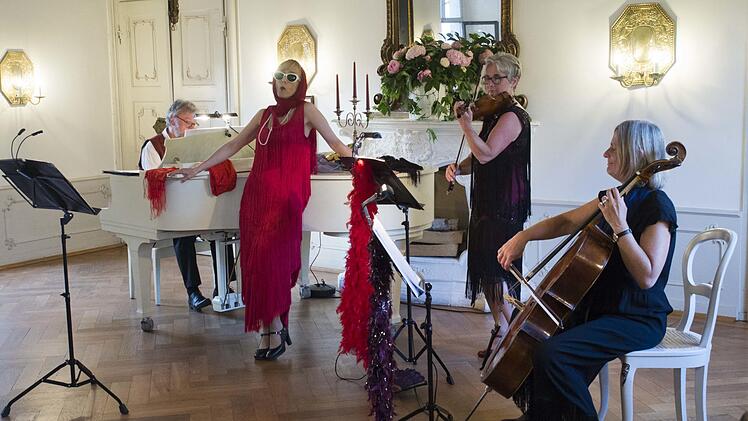 Tanja Maria Froidl und das Kleine Tanztee-Syndikat begeisterten mit Schlagern aus den Zwanziger und Drei&szlig;iger Jahren. Foto: Nicole Julien-Mann