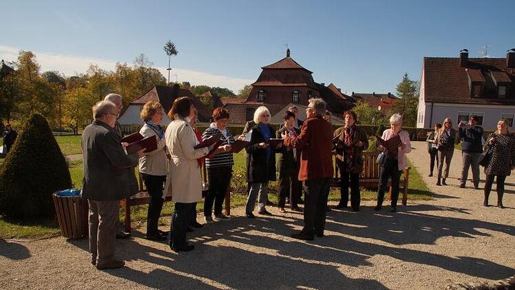 Der Liederkranz Ebrach singt schon beim Empfang im Abteigarten.Joseph Beck