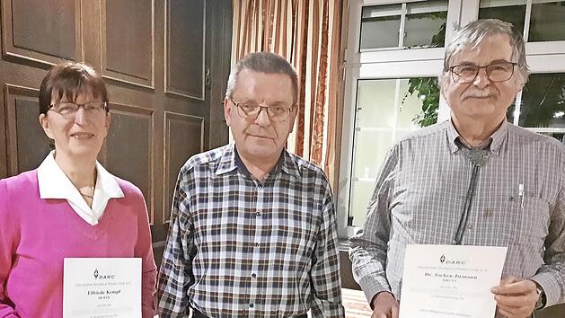 Karl-Heinz Wiemann (Mitte) zeichnete Elfriede Kempf und Jochen Jirmann f&uuml;r 50 Jahre im DARC aus.