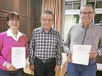 Karl-Heinz Wiemann (Mitte) zeichnete Elfriede Kempf und Jochen Jirmann für 50 Jahre im DARC aus.