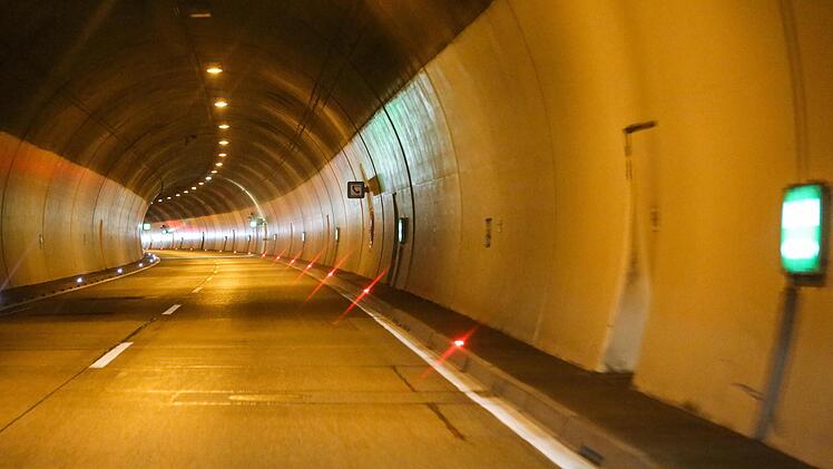 Schweinfurt: Tunnel "Schwarzer Berg" wechselseitig gesperrt - wegen Wartung und Co.