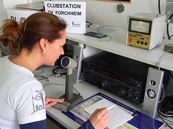 Claudia Frühwald spricht an ihrer Funkanlage. Foto: Lengenfelder