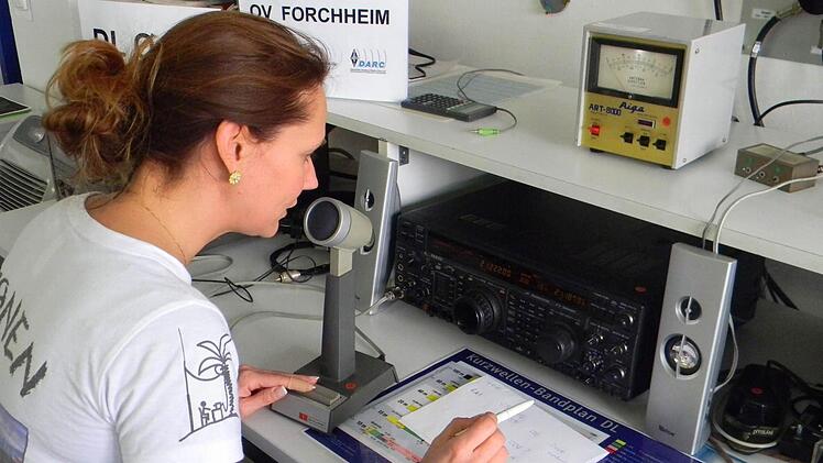 Claudia Frühwald spricht an ihrer Funkanlage. Foto: Lengenfelder