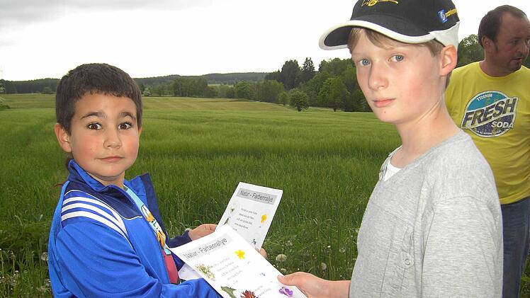 Johannes Fehn und Leon Schnappauf ergänzen ihren Rallye-Fragebogen. Foto: Heike Schülein
