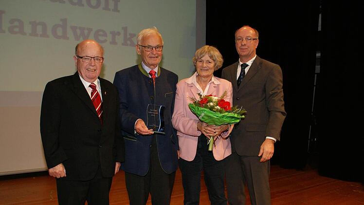 Schon als Haßfurter Bürgermeister, noch mehr als Landrat, hat sich Rudolf Handwerker über Jahrzehnte für den Sport stark gemacht, so dass die Vereine heute sehr gute Rahmenbedingungen vorfinden. Für diesen Einsatz wurde er bei der Sportgala des BLSV mit dem Ehrenpreis für das Lebenswerk ausgezeichnet. Unser Bild zeigt von links Laudator Ludwig Vogt, Rudolf und Regine Handwerker sowie den kommissarischen BLSV-Kreisvorsitzenden Gerald Makowski.