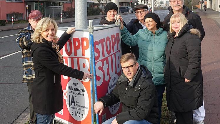 Alexandra Wunderlich beim Plakatieren mit CSU-Freunden, damit dasBürgerbegehren gegen die StUB am 6. März erfolgreich ist. Foto: CSU